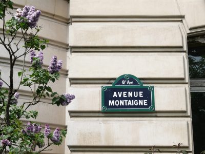 Plaque de nom de rue : "Avenue Montaigne; Paris 8° Arrt"
